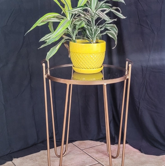 Modernist Accent Table, with handles, by Via Rodeo - gold color tube, glass top - Picture 3 of 8